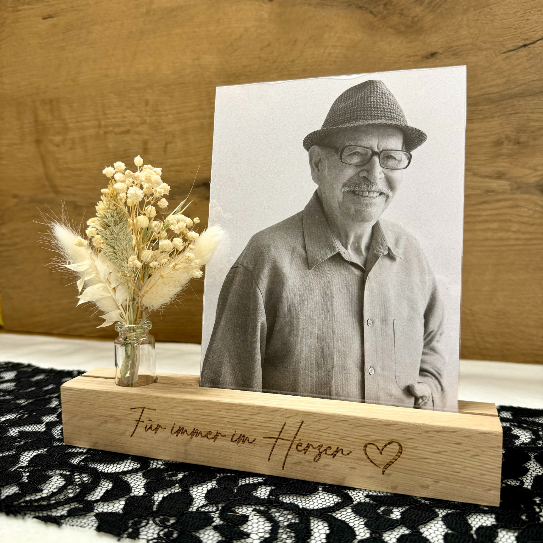 Erinnerungsleiste aus Holz mit Trockenblumen