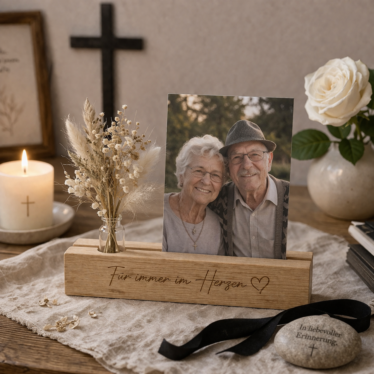Gedenkleiste aus Holz mit Foto eines Paares und Kerze