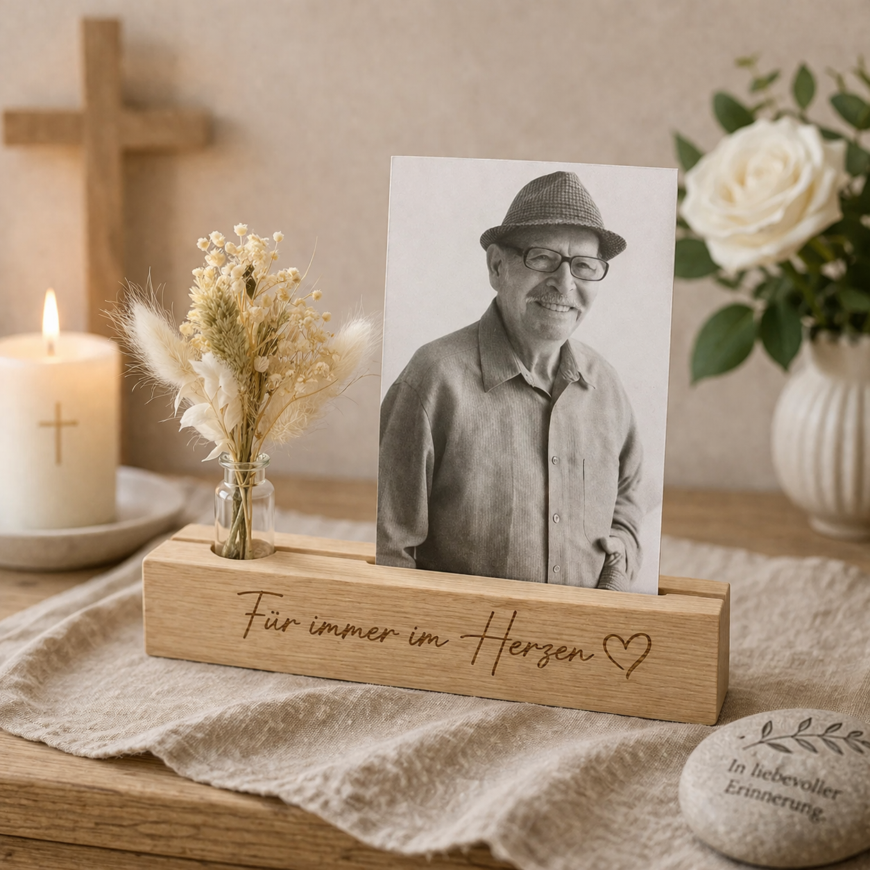 Gedenkleiste aus Holz mit Portraitfoto, Trockenblumen und Kerze